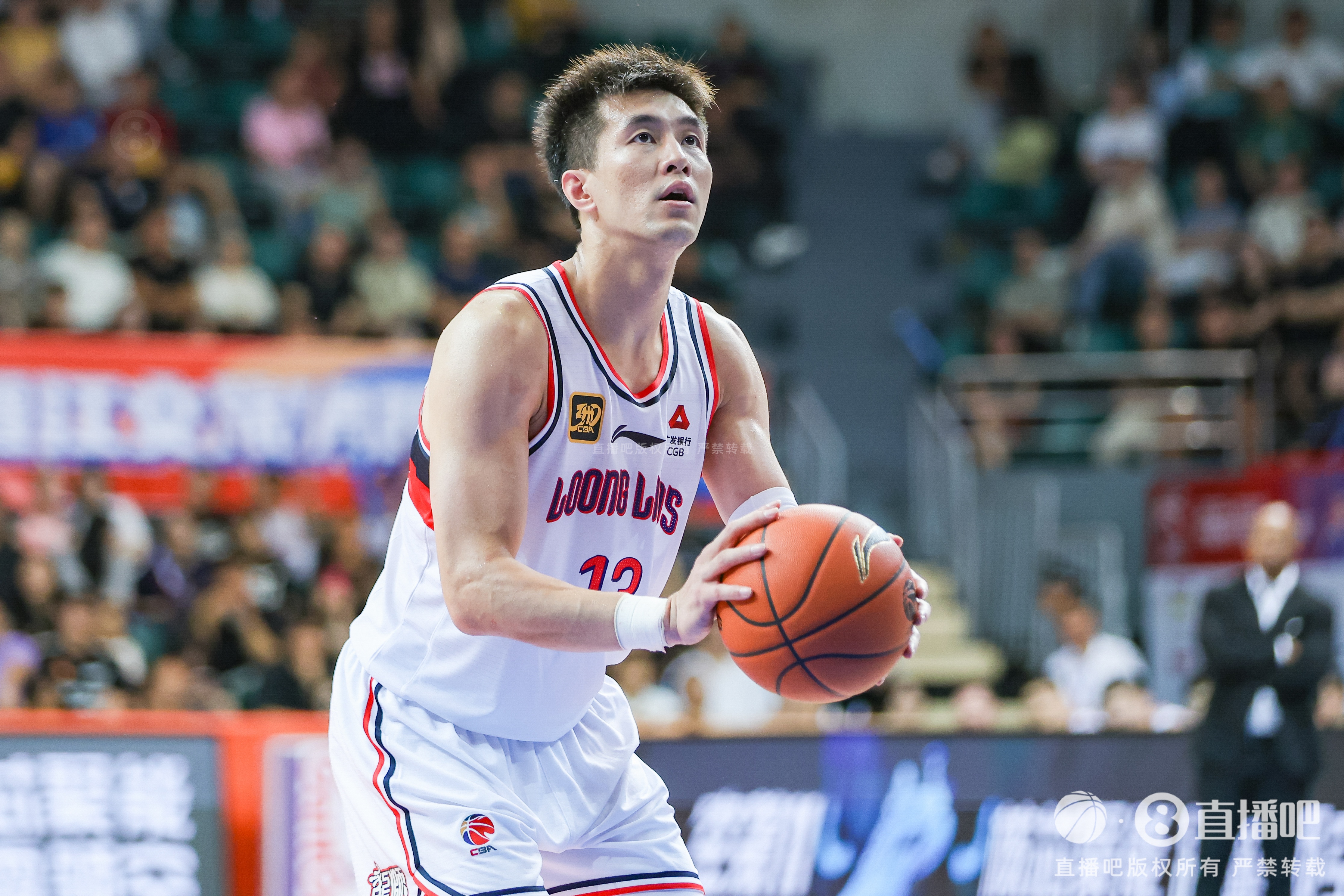 kaiyun-进攻端还是有两把刷子！郭艾伦半场7分钟连续秀操作 拿到7分2板