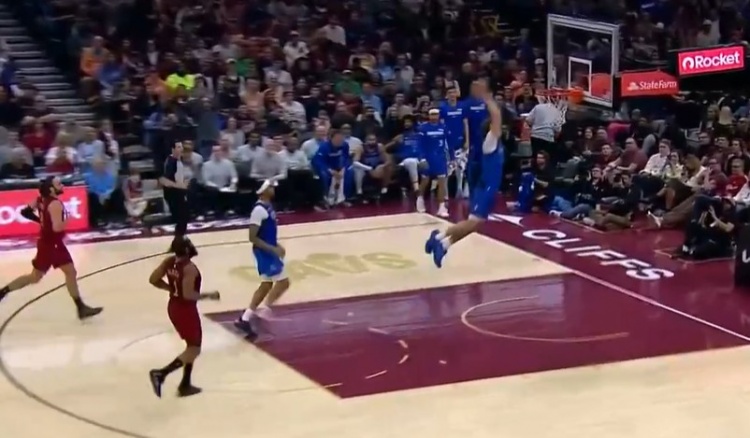 开云体育-终于秀一个！骑士失误被打反击 弗拉格快下1打0双手滑翔暴扣！